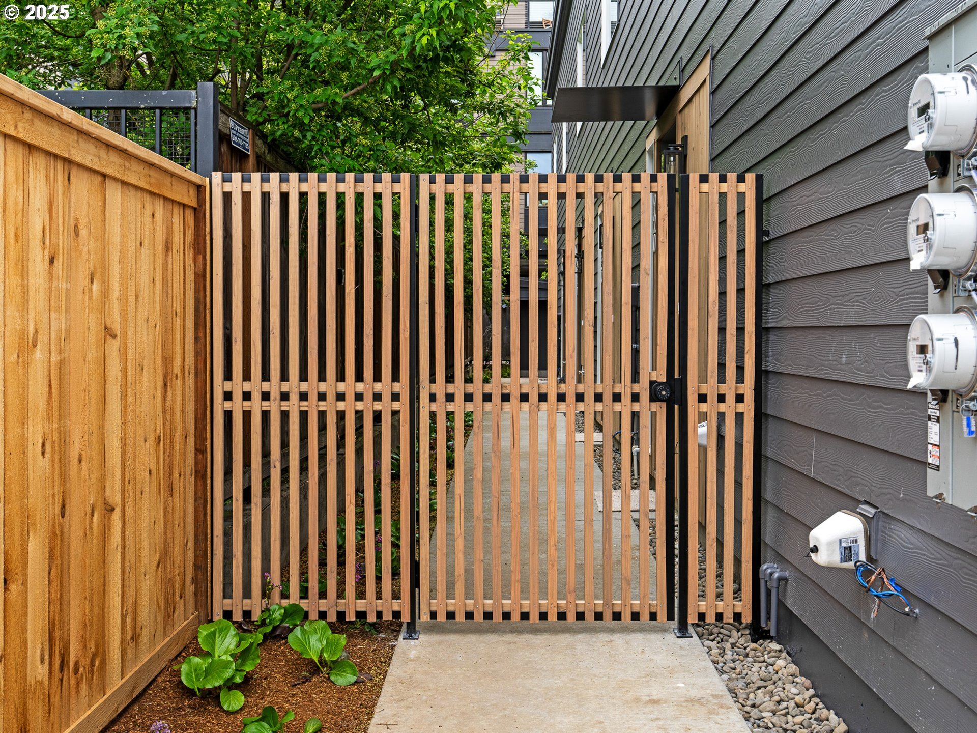 Property Photo: 4950 SE Caruthers St 5 OR 97215
