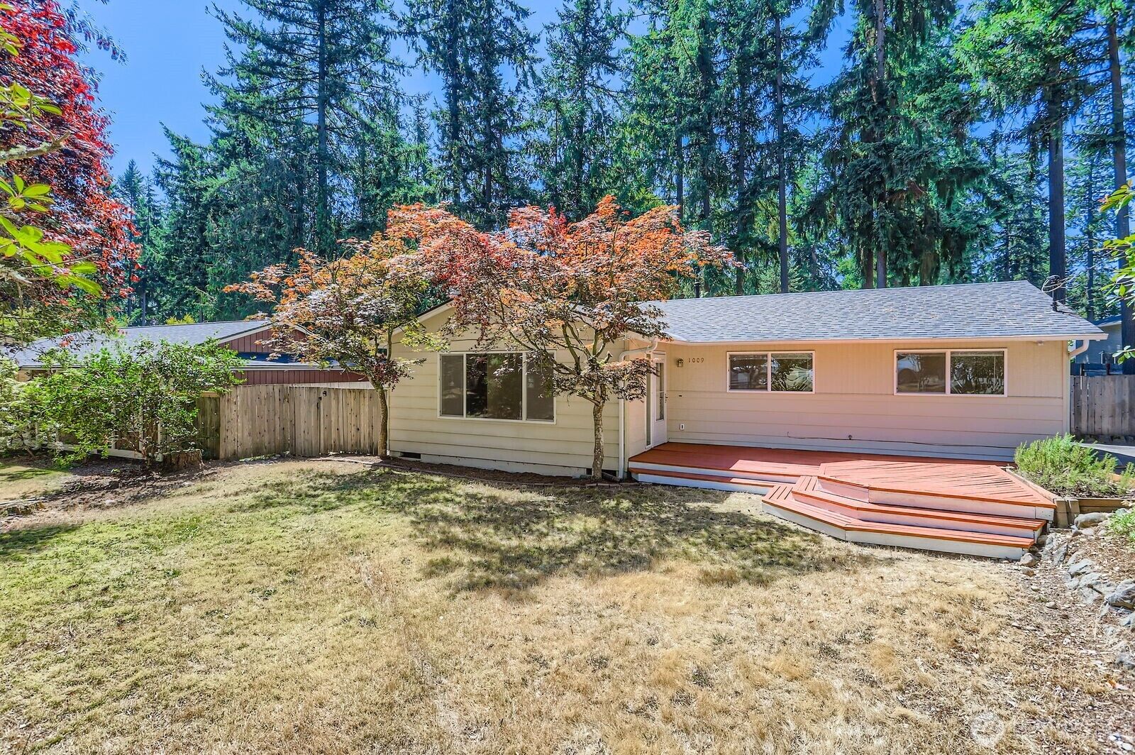 Property Photo:  1009  208th Avenue NE  WA 98074 