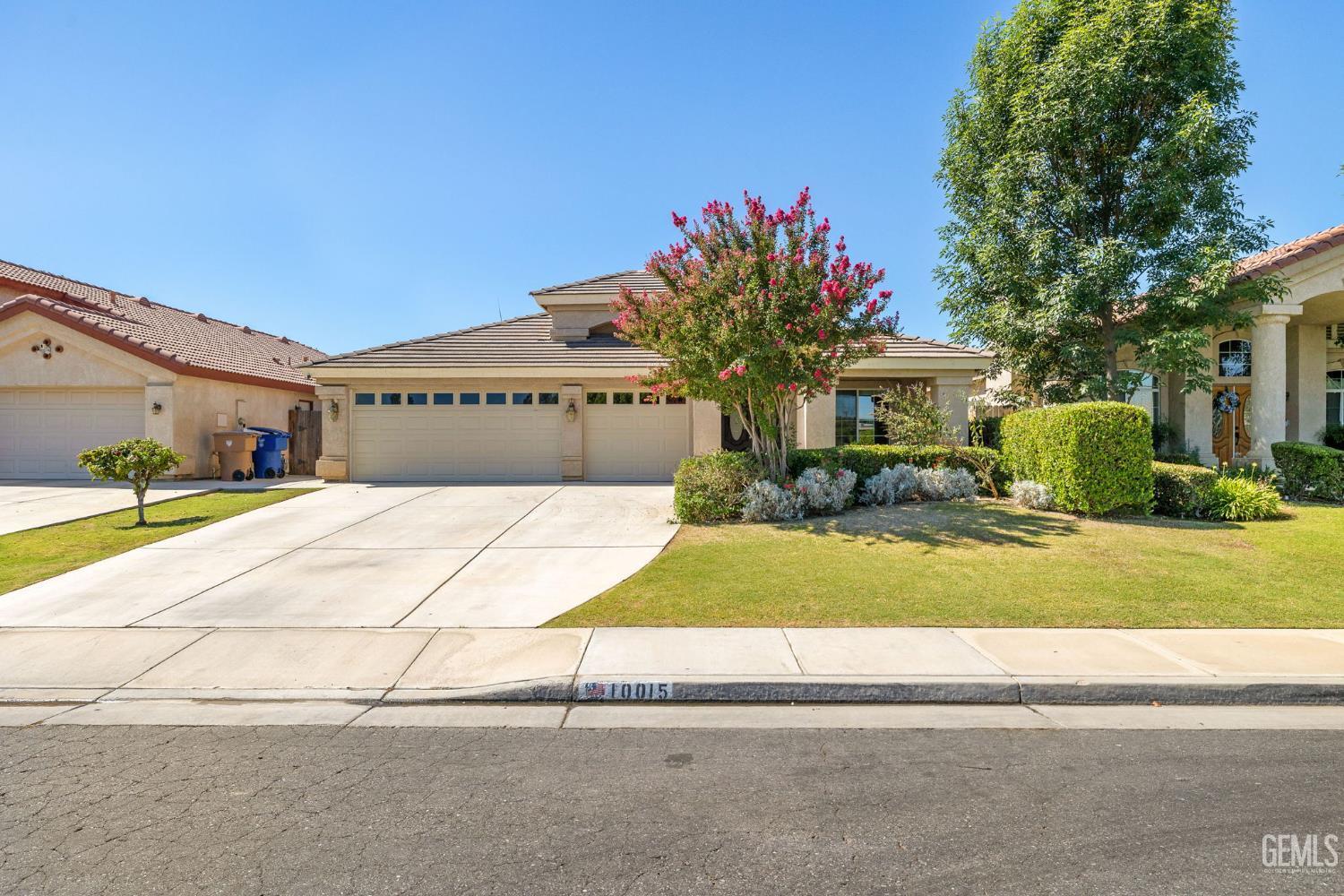 Property Photo: 10015 Saint Albans Avenue CA 93311