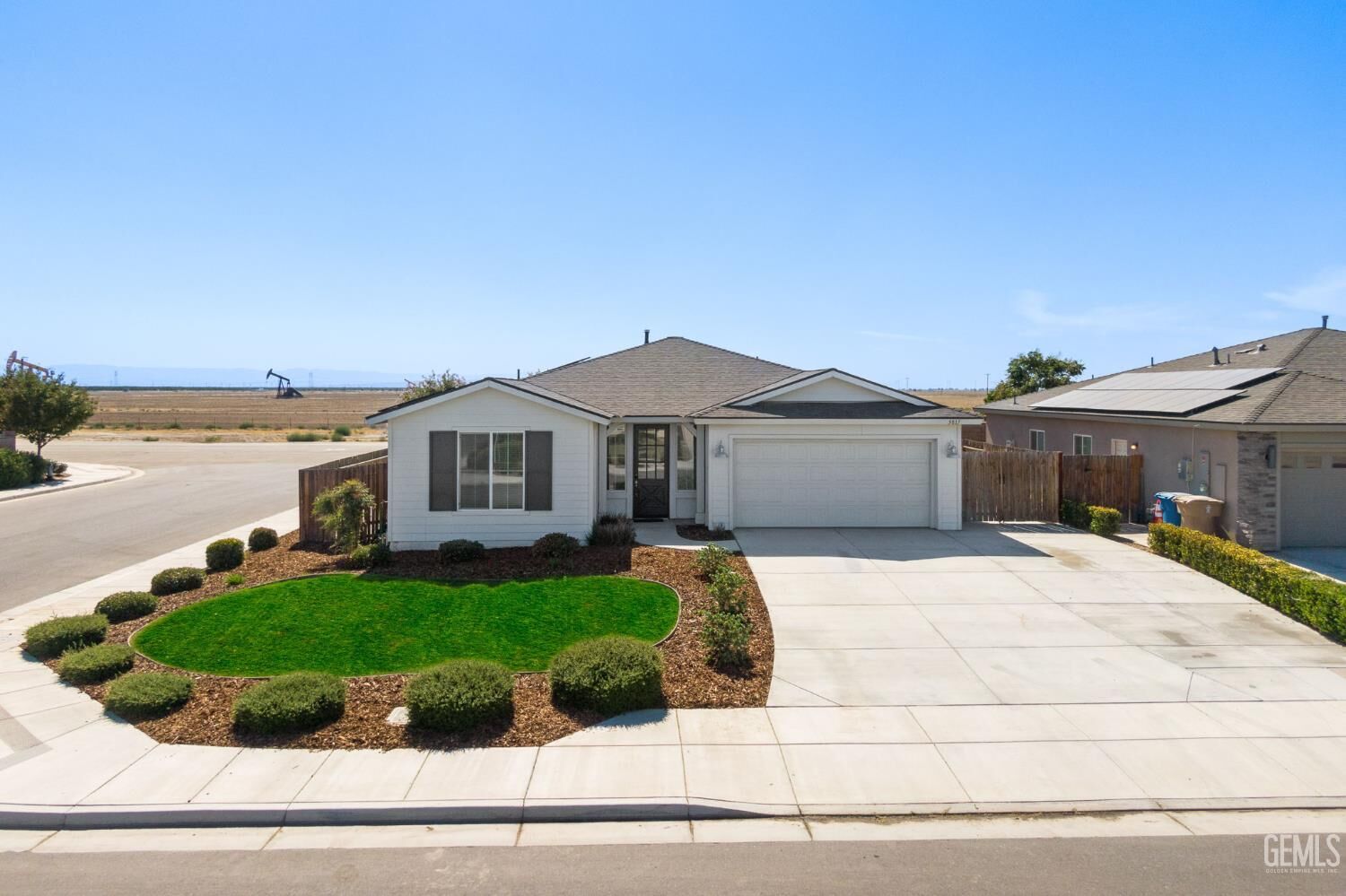 Property Photo: 5817 Eiffel Place CA 93311
