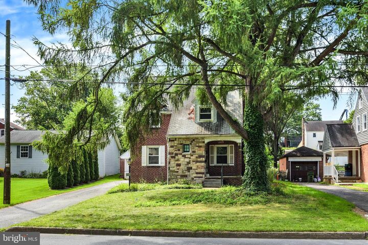Property Photo:  2929 Locust Lane  PA 17109 