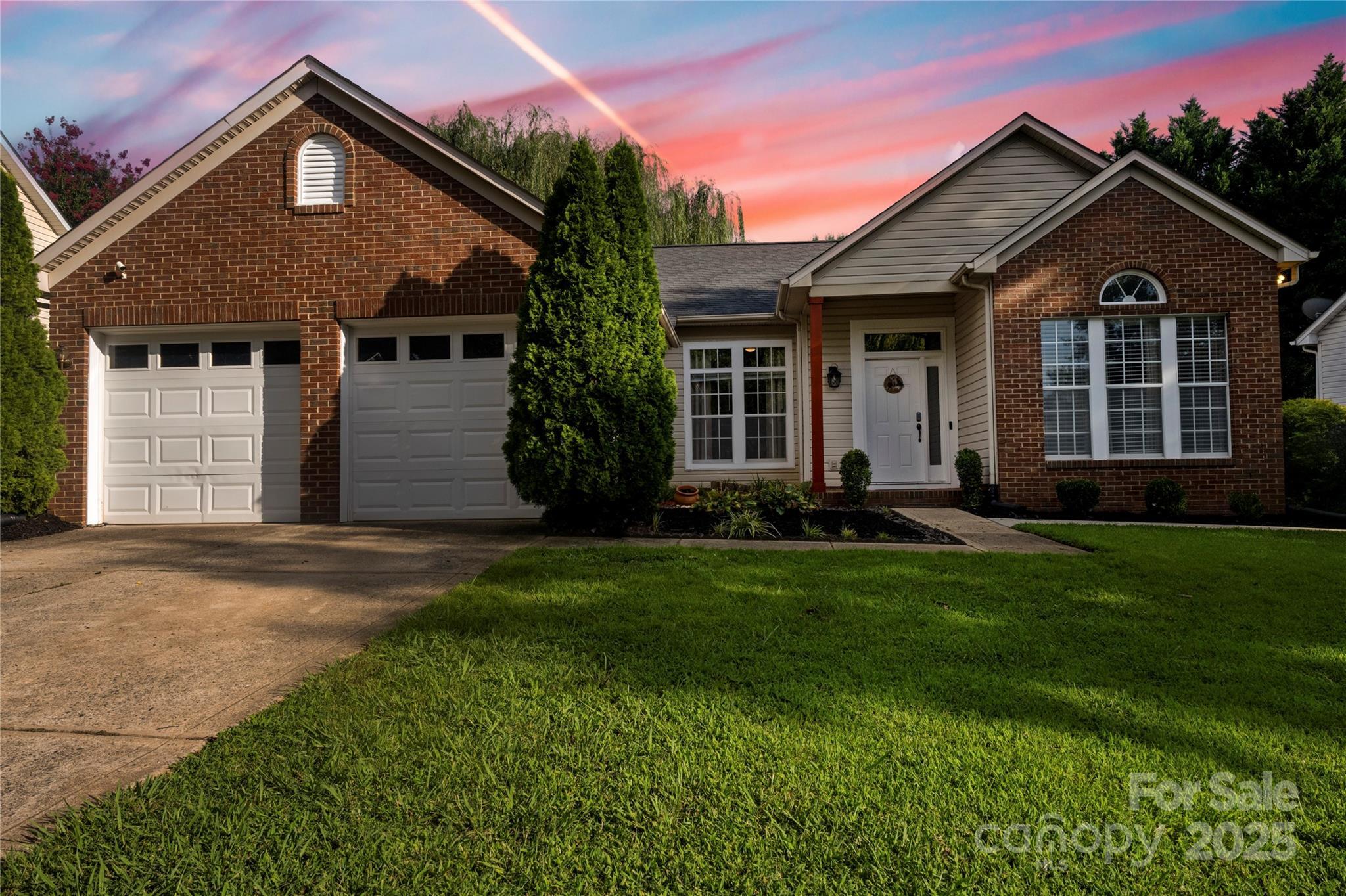 Property Photo: 2703 Yarrow Road NC 28213