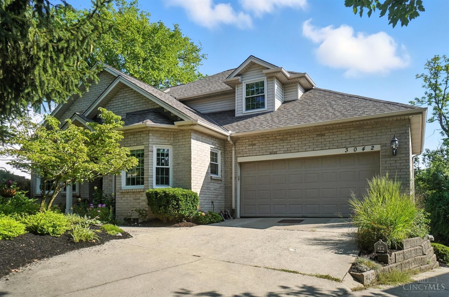 Property Photo: 3042 Alpine Terrace OH 45208