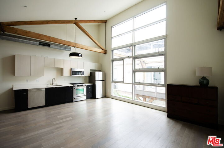 Property Photo:  527 Molino St  CA 90013 