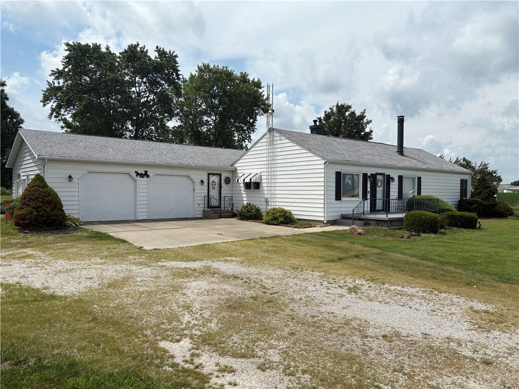 Property Photo:  1622 State Highway 16  IL 62565 