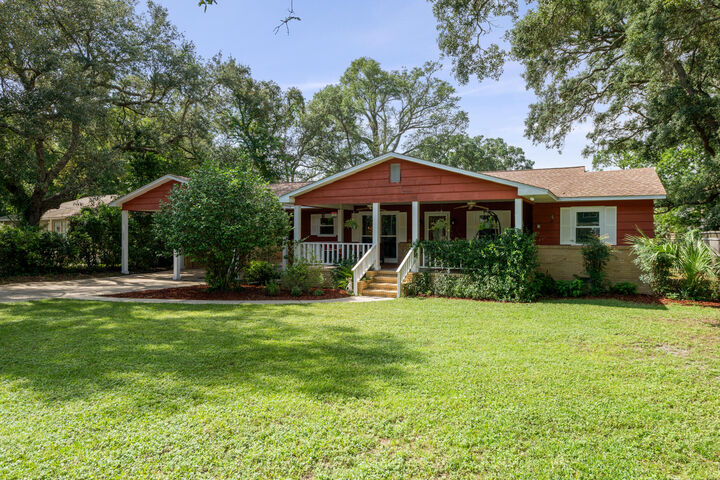 Property Photo: 422 Fairpoint Drive FL 32561