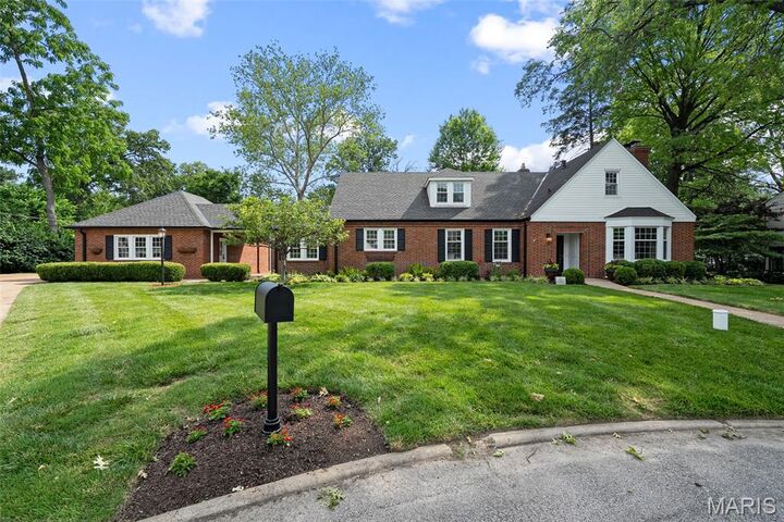 Property Photo:  5 Laymont Court  MO 63117 