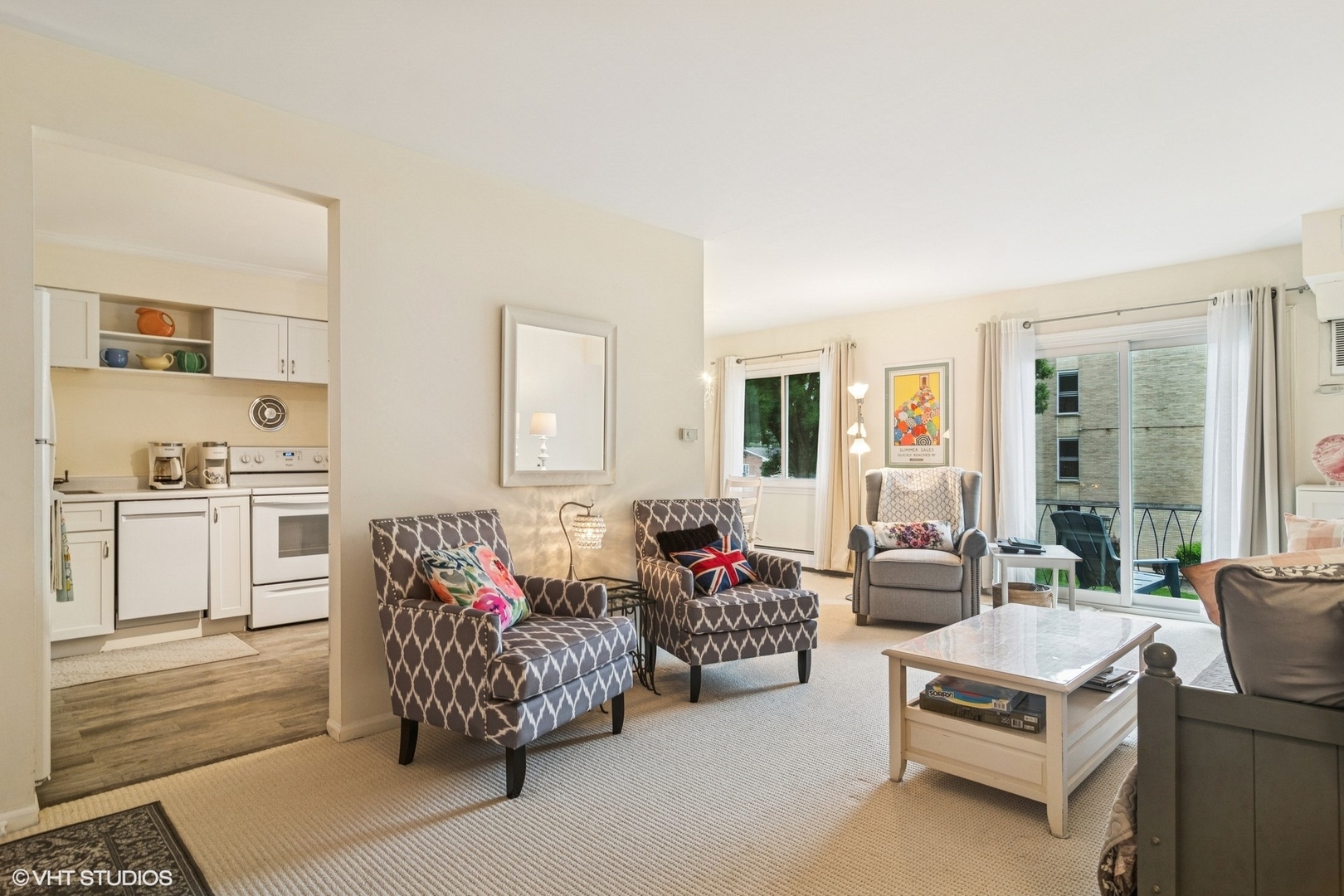 Property Photo: 1102 N Dale Avenue 2C IL 60004