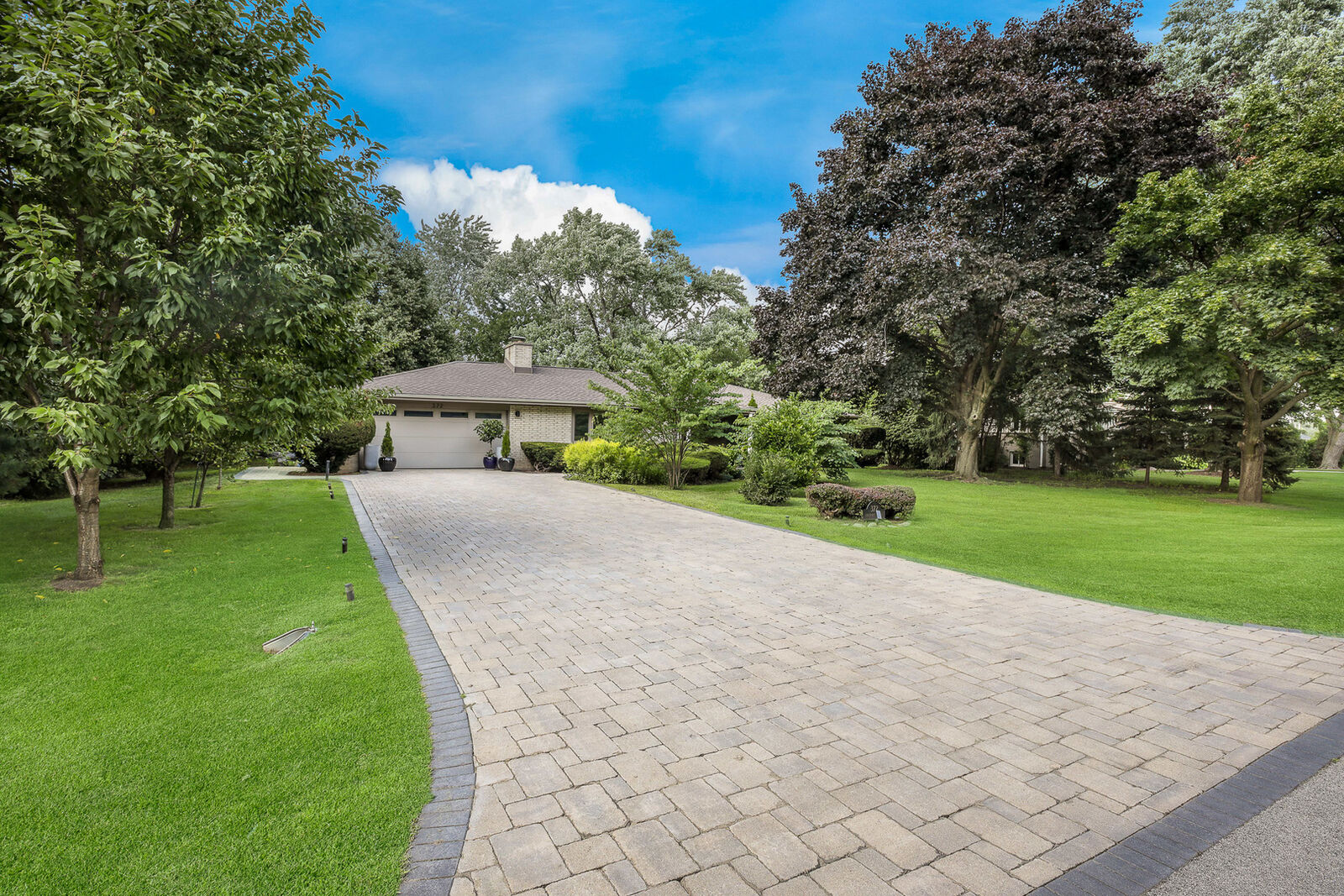Property Photo:  372 Longacres Lane  IL 60067 