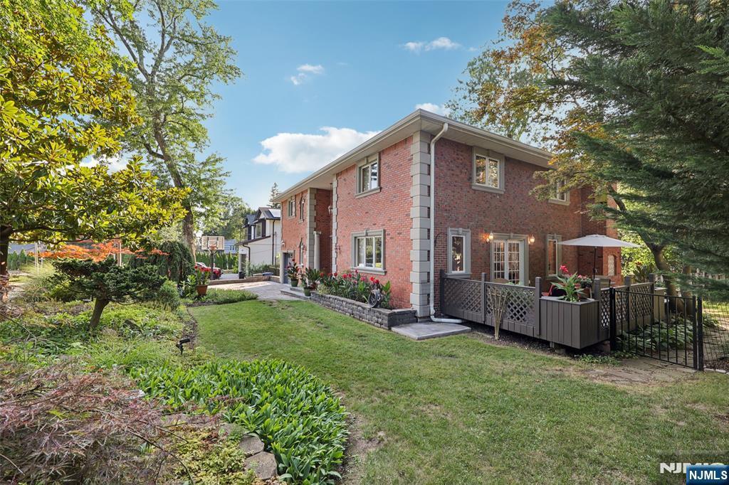 Property Photo:  11 New Street  NJ 07626 