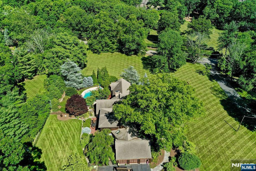 Property Photo:  33 Woodfield Lane  NJ 07458 