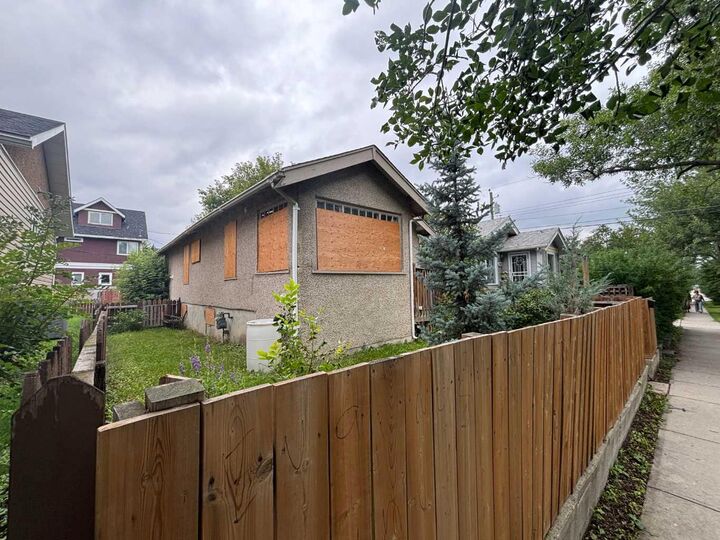 Property Photo: 905 1 Street NW AB T2M 2R9