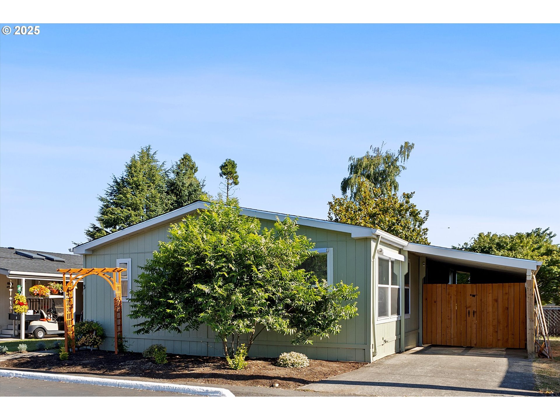 Property Photo: 301 E Columbia Dr 3 OR 97132