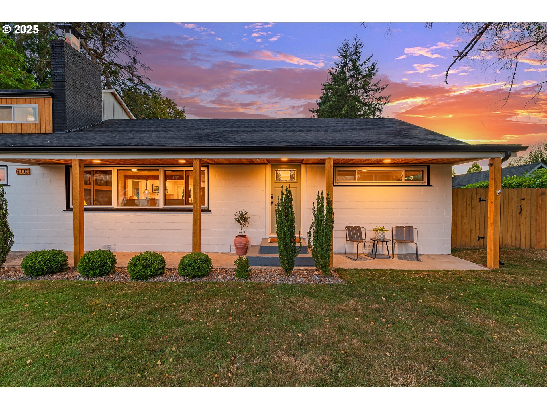 Property Photo:  610 NE 3rd Ave  WA 98604 