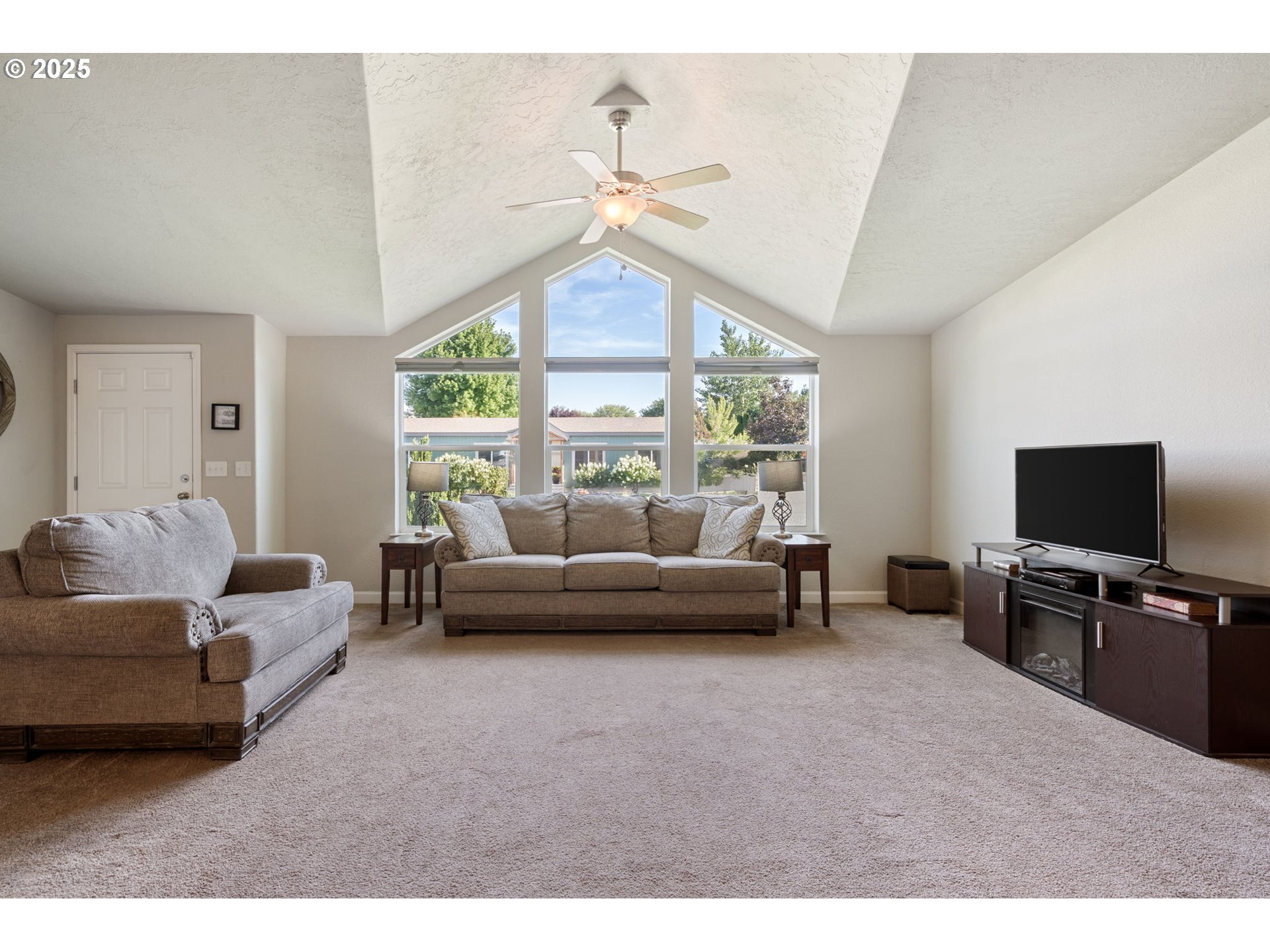 Property Photo:  308 NE Davaly Ln  OR 97818 