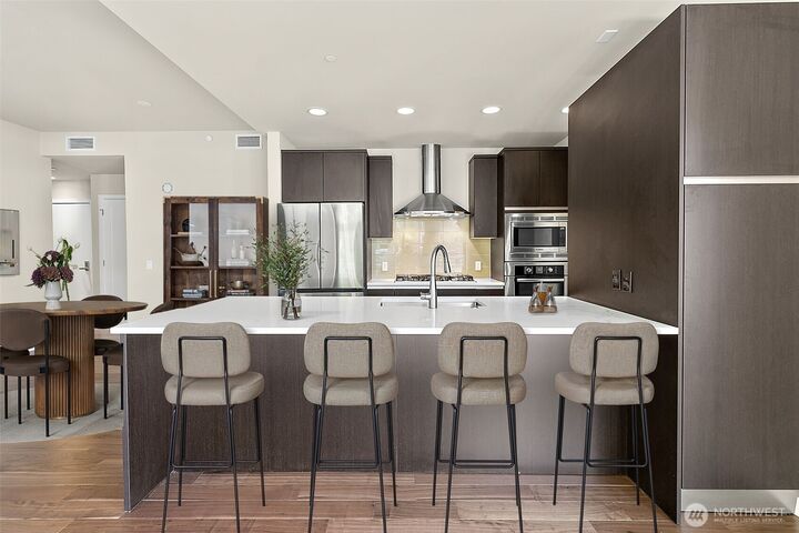 Property Photo:  10000  Main Street 504  WA 98004 