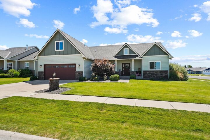 Property Photo: 1402 E Sawgrass Ln WA 99006