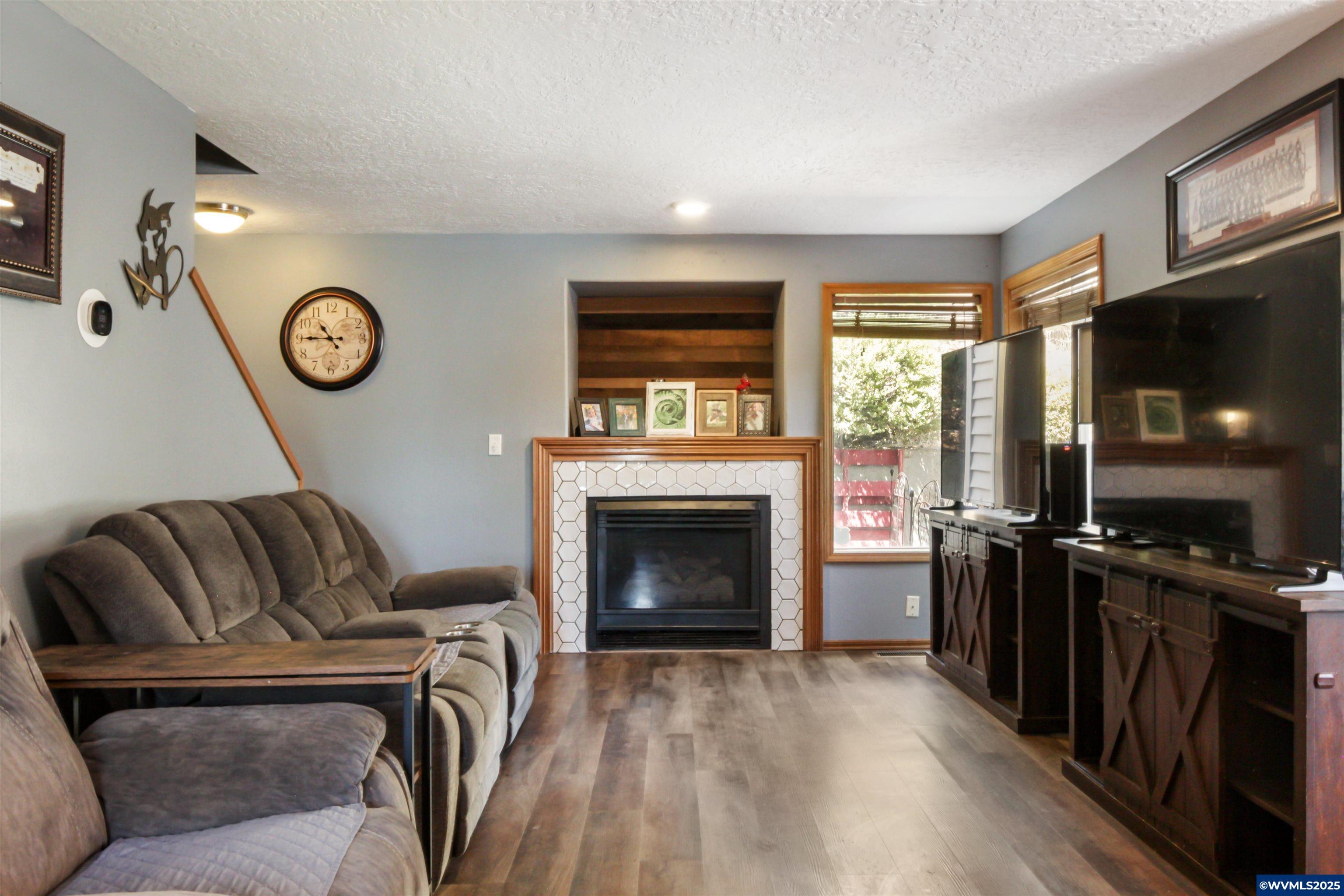 Property Photo: 1423 Cedarcrest Ct S OR 97306