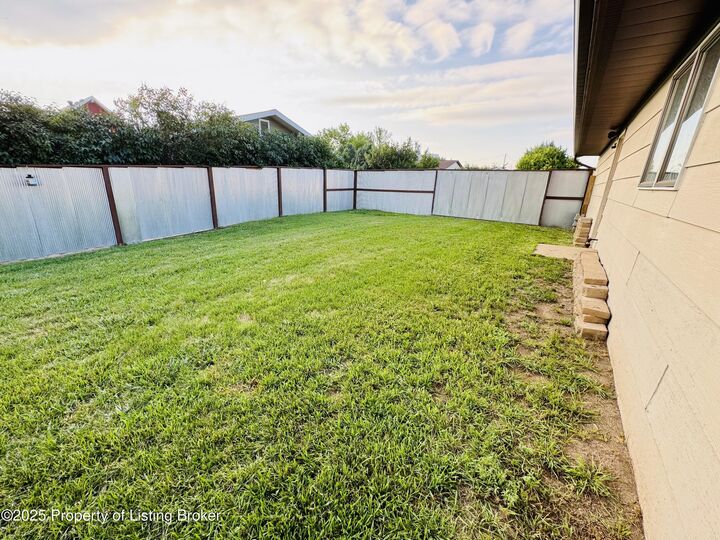 Property Photo:  302 6th Avenue SE  ND 58621 