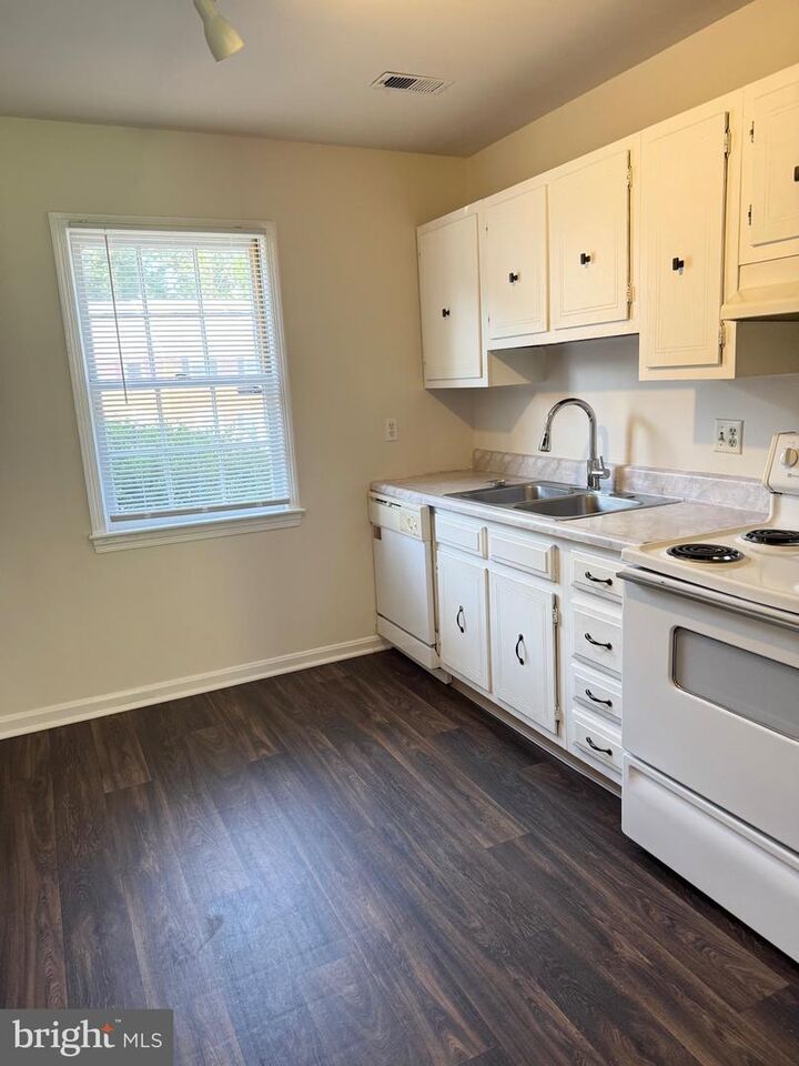 Property Photo:  413 Olde Greenwich Circle  VA 22408 