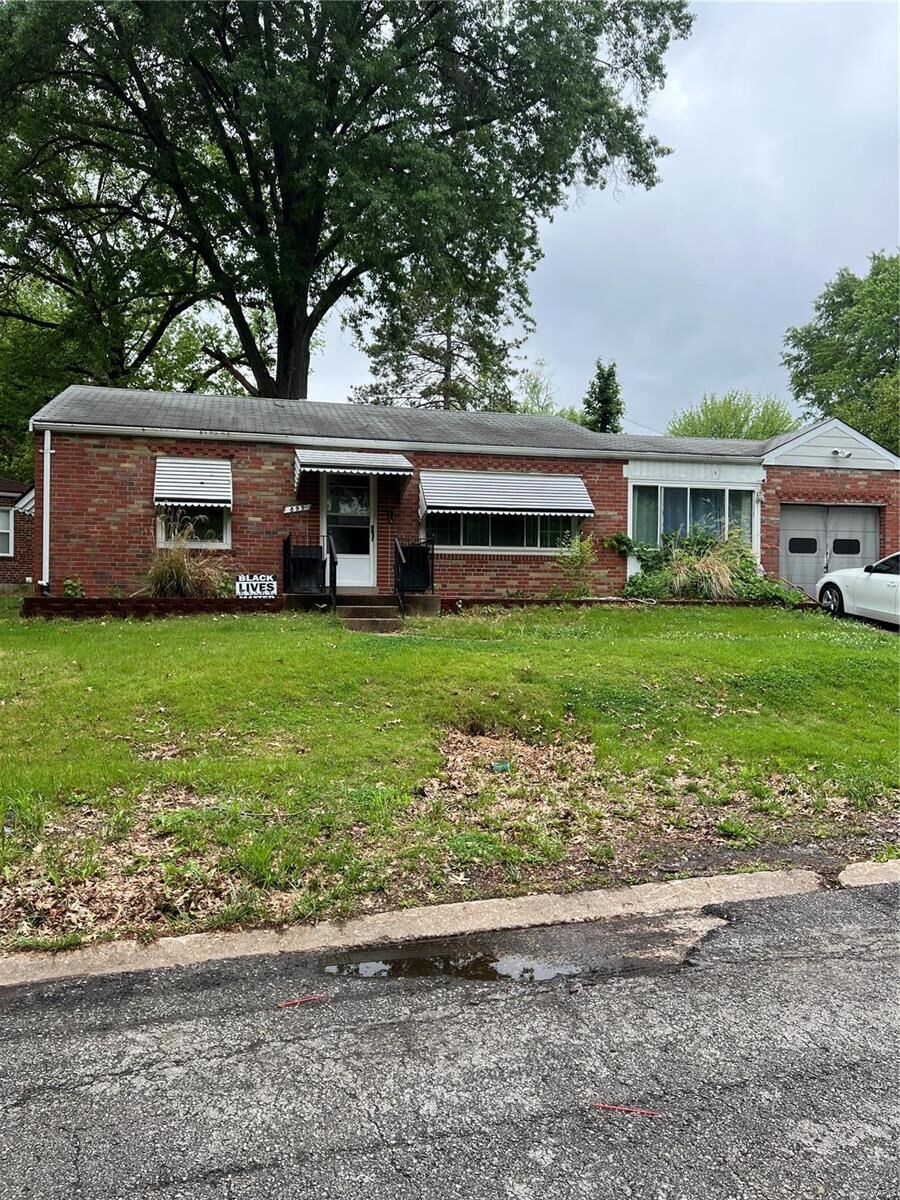 Property Photo:  899 Melvin Avenue  MO 63137 