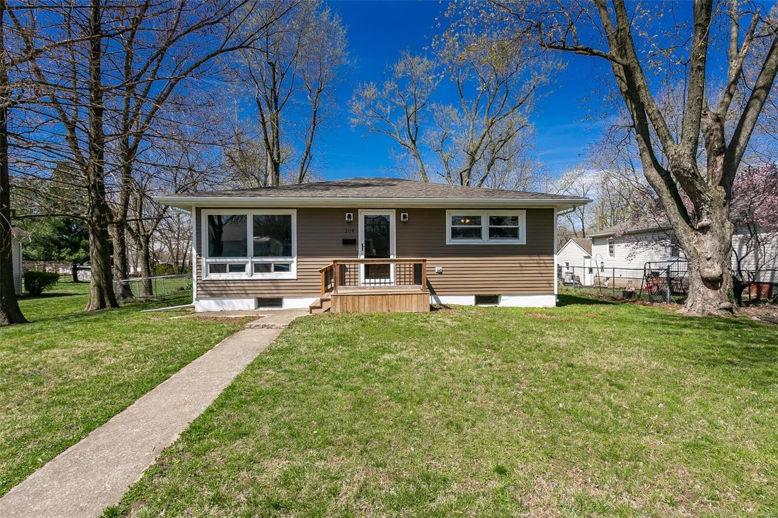Property Photo:  204 S Clinton  IL 62014 