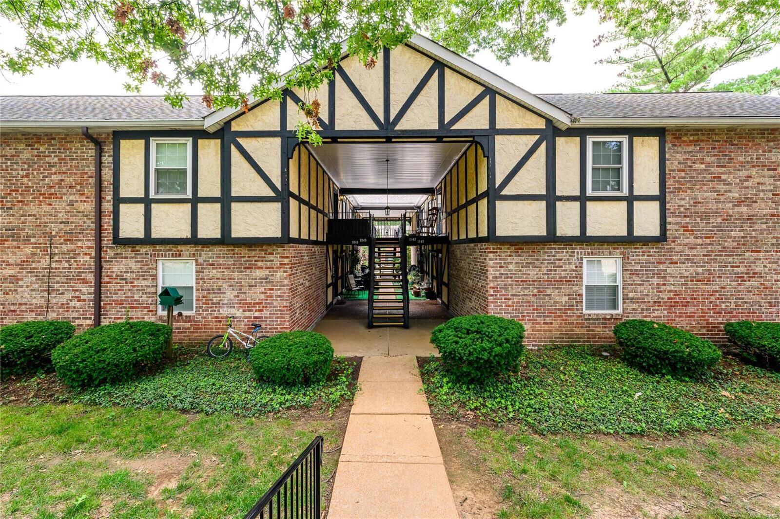 Property Photo:  1043 Woodgate Drive  MO 63122 