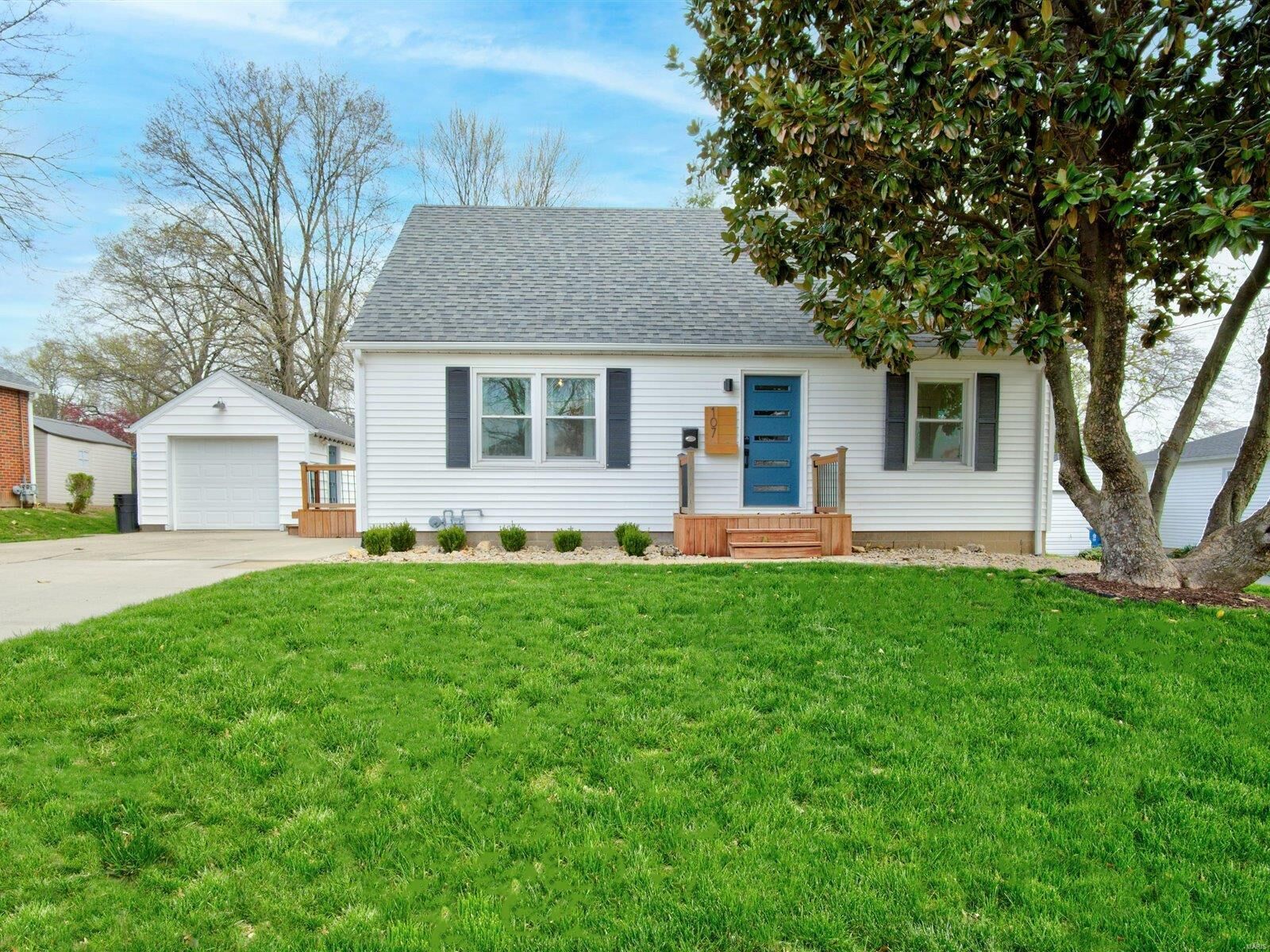 Property Photo:  107 Henderson Street  IL 62294 