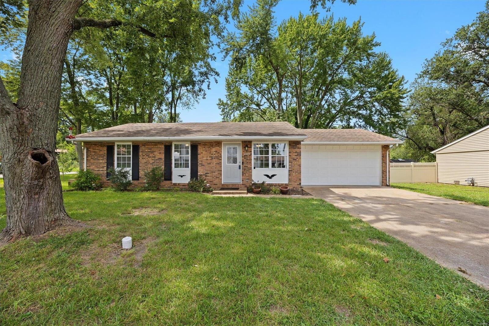 Property Photo:  2109 E Belle Avenue  IL 62221 