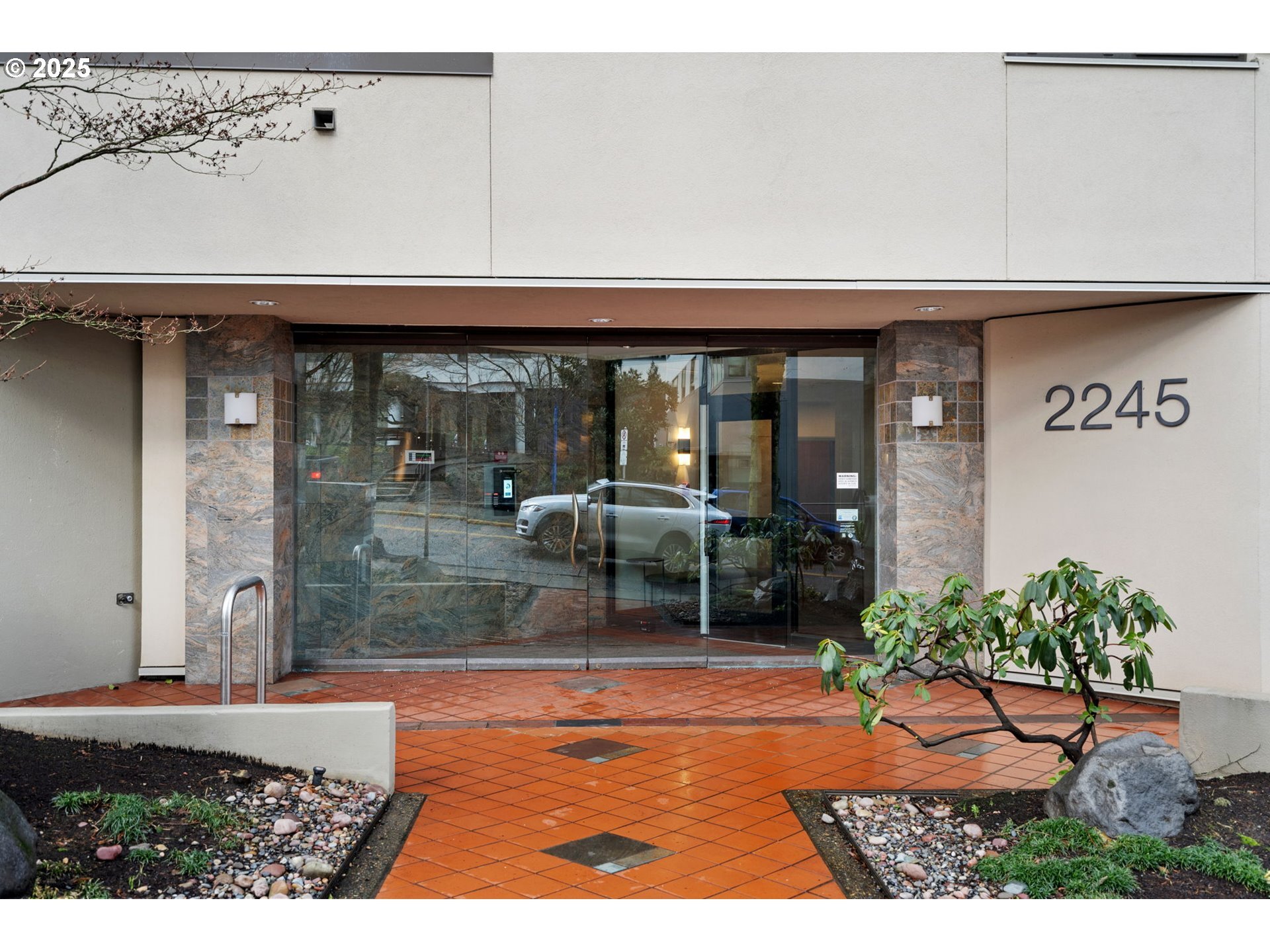 Property Photo: 2245 SW Park Pl 3A OR 97205