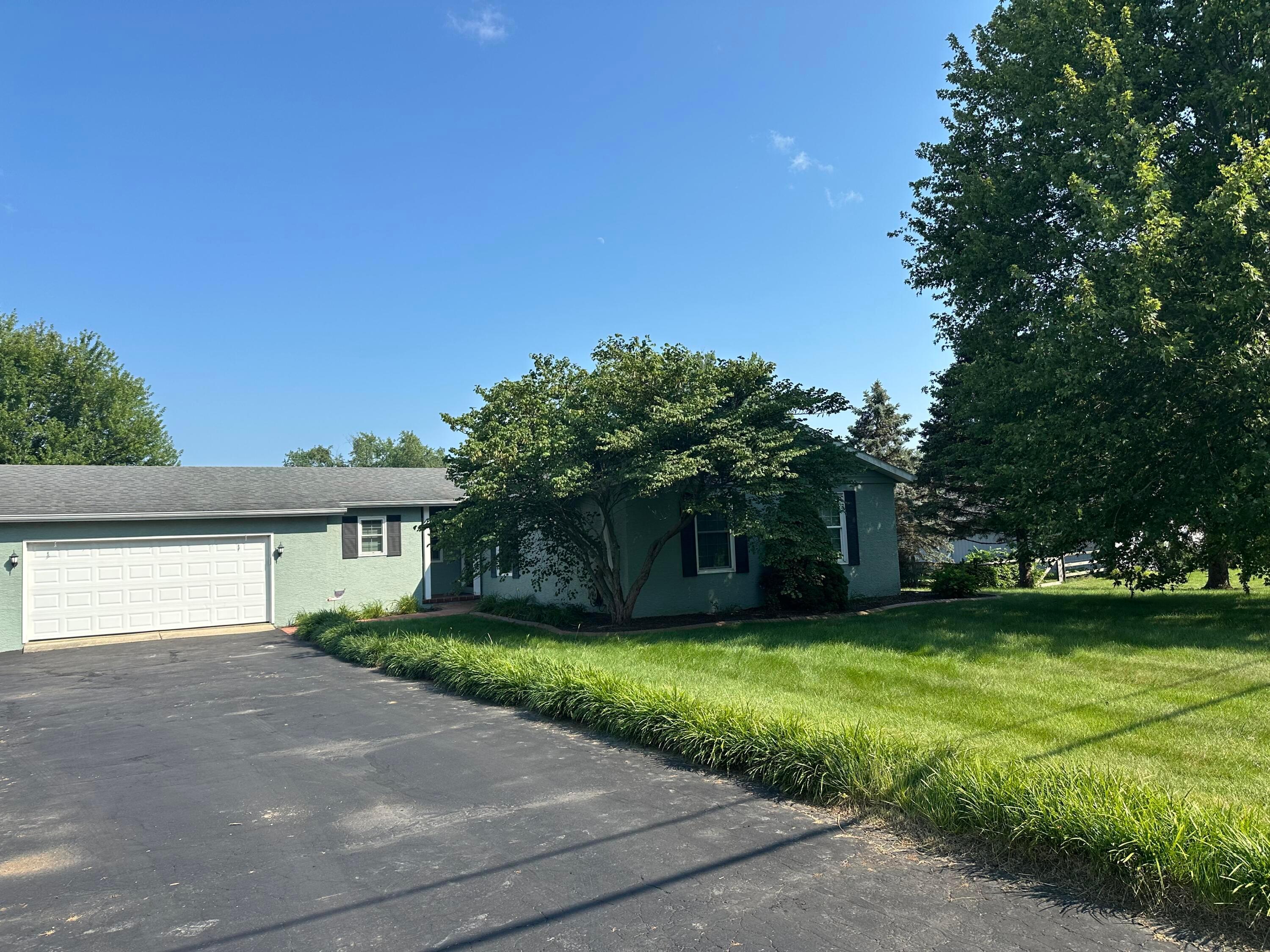 Property Photo: 2335 W Choctaw Drive OH 43140