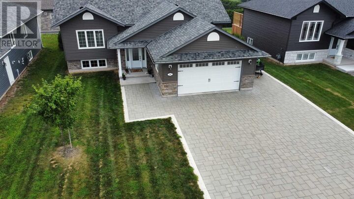 Property Photo:  28 Foxborough Trl  ON P6B 0A5 