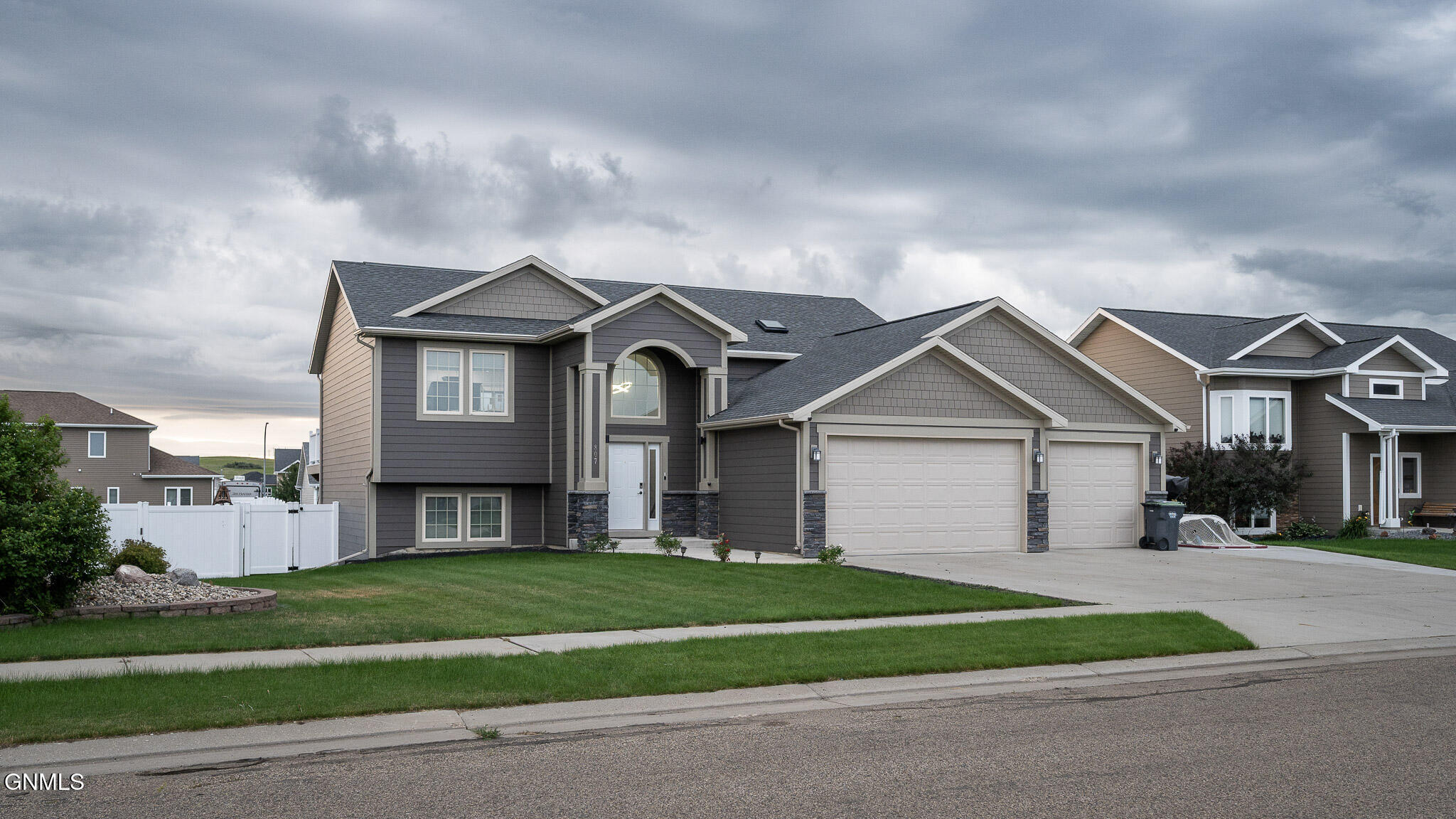 Property Photo:  807 Canyon Road SW  ND 58554 