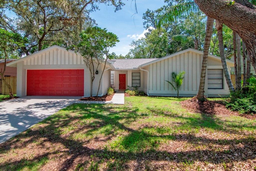 Property Photo: 3810 Windtree Court FL 33511