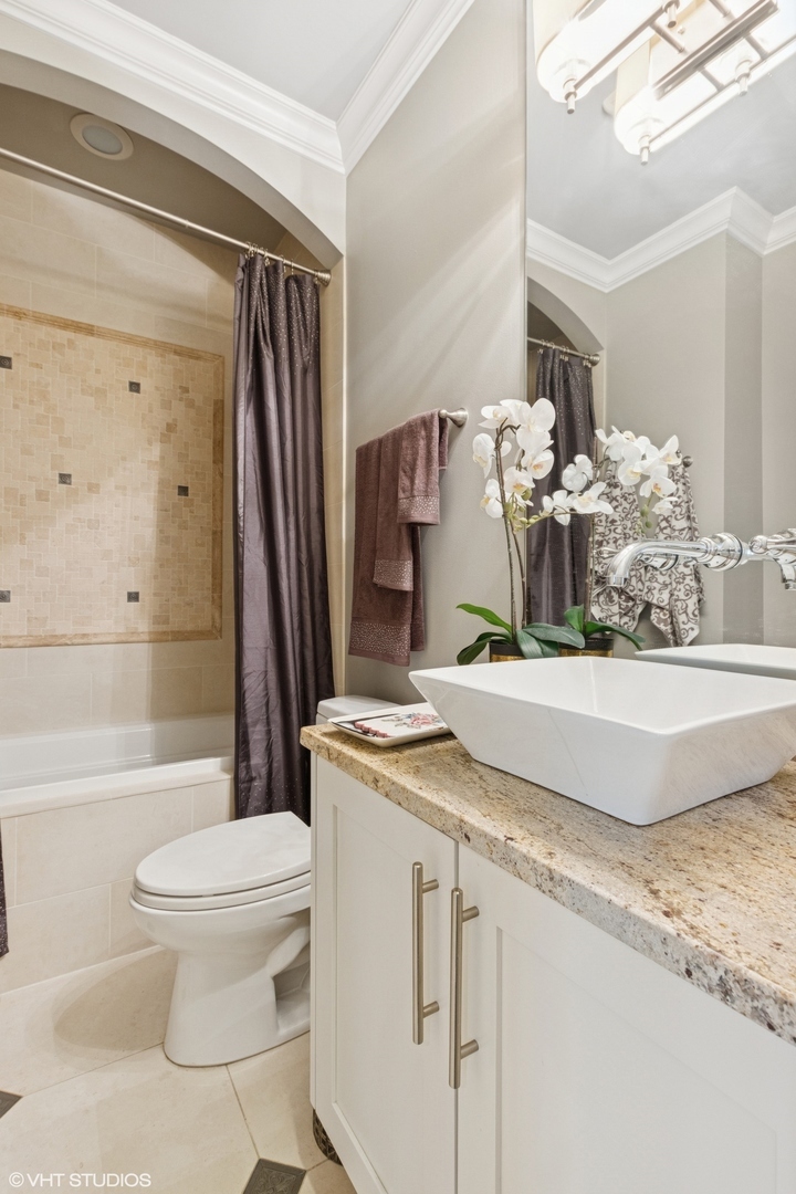 Property Photo: 4351 S Lake Park Avenue 1S IL 60653