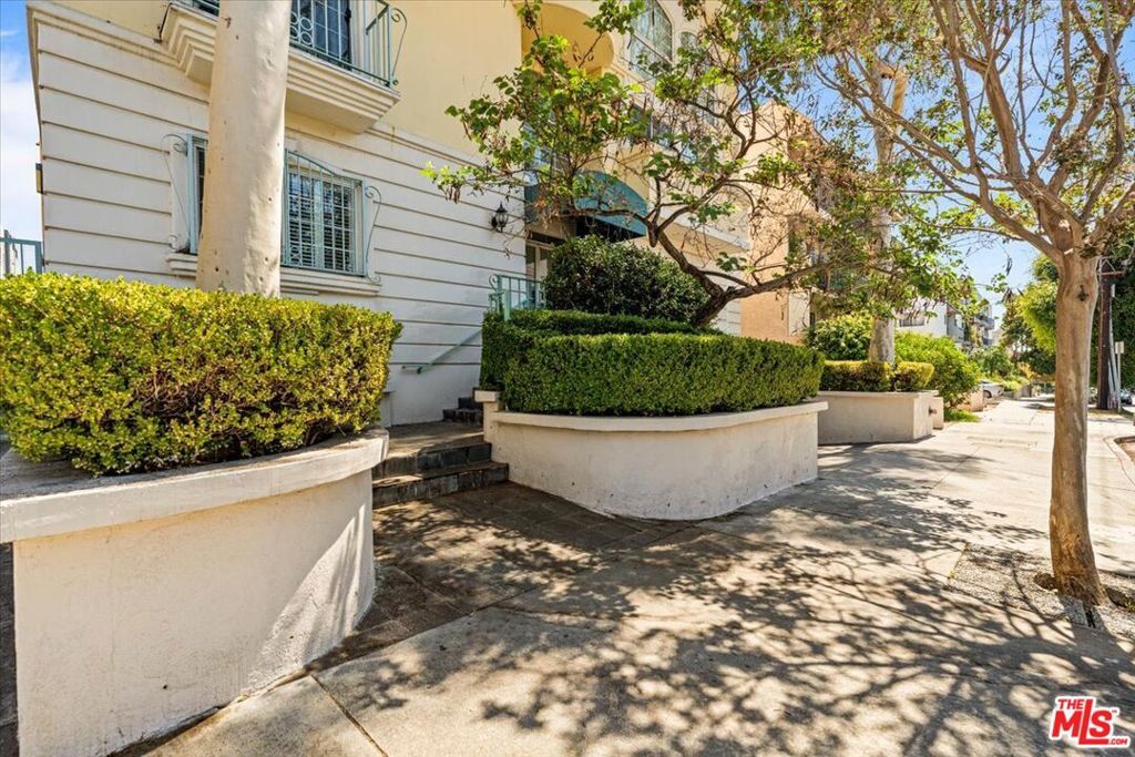Property Photo:  1342 N Sierra Bonita Avenue 102  CA 90046