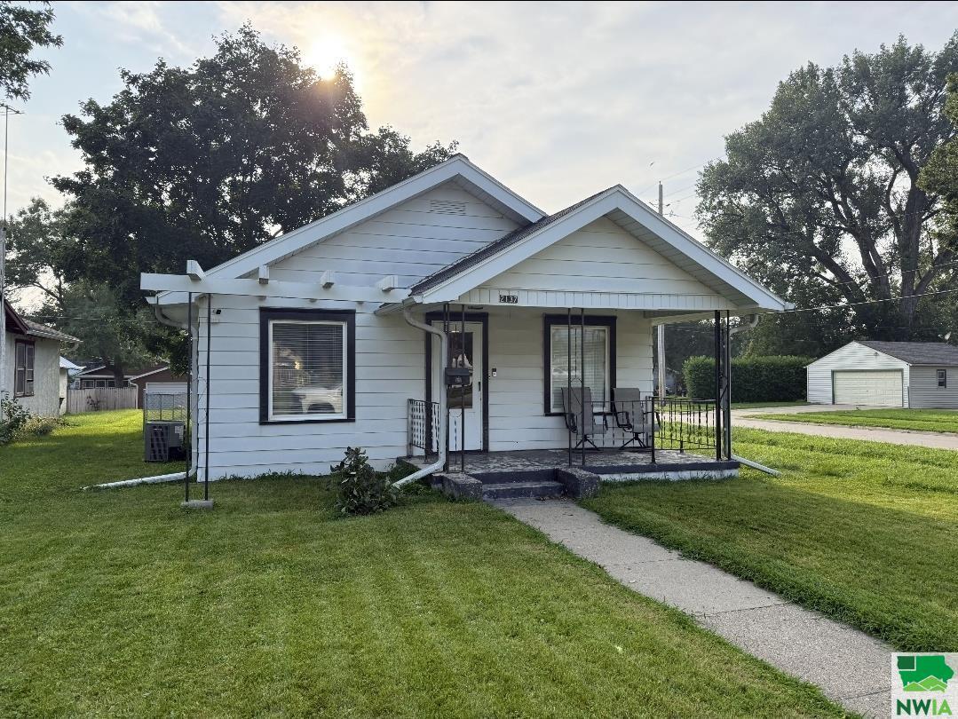 Property Photo: 2137 Dewey St IA 51109