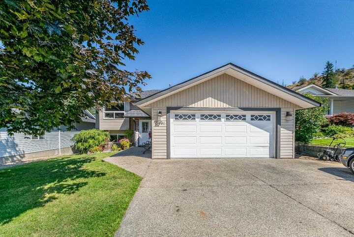 Property Photo: 3491 8 Avenue SE BC V1E 1N3