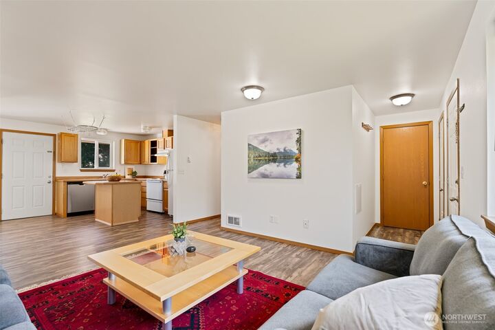Property Photo:  809 E White Birch Avenue  WA 98926 