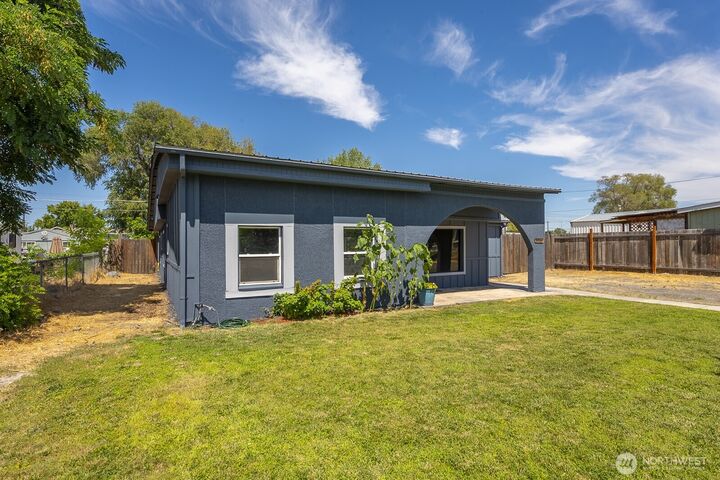 Property Photo:  1036 W Luta Street  WA 98837 