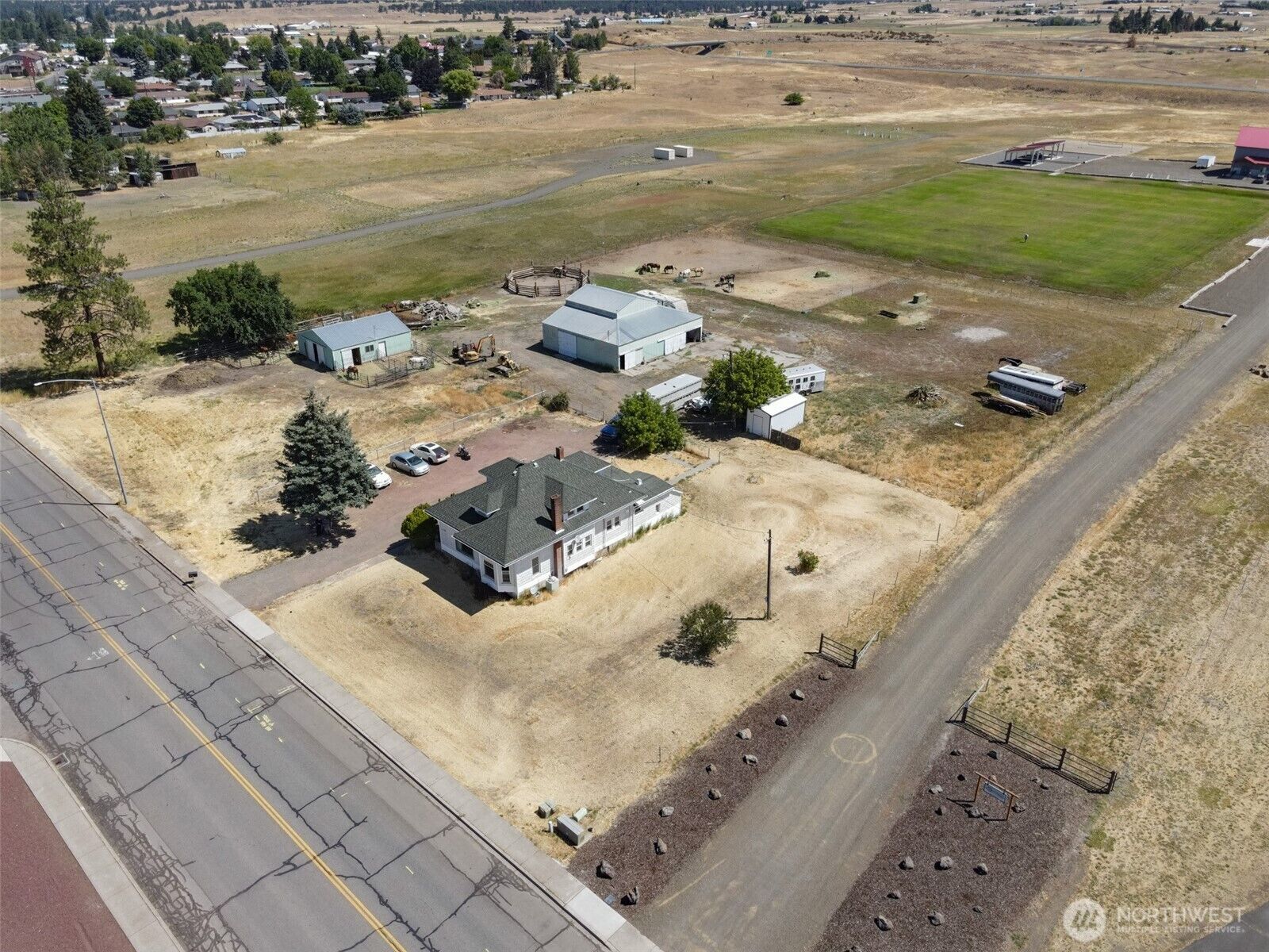 Property Photo: 1102 S Roosevelt Drive WA 98620