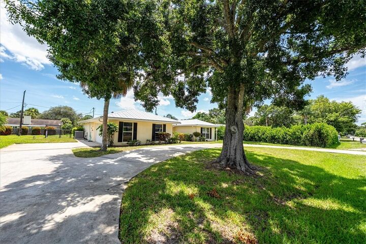 Property Photo: 1426 34th Avenue FL 32960