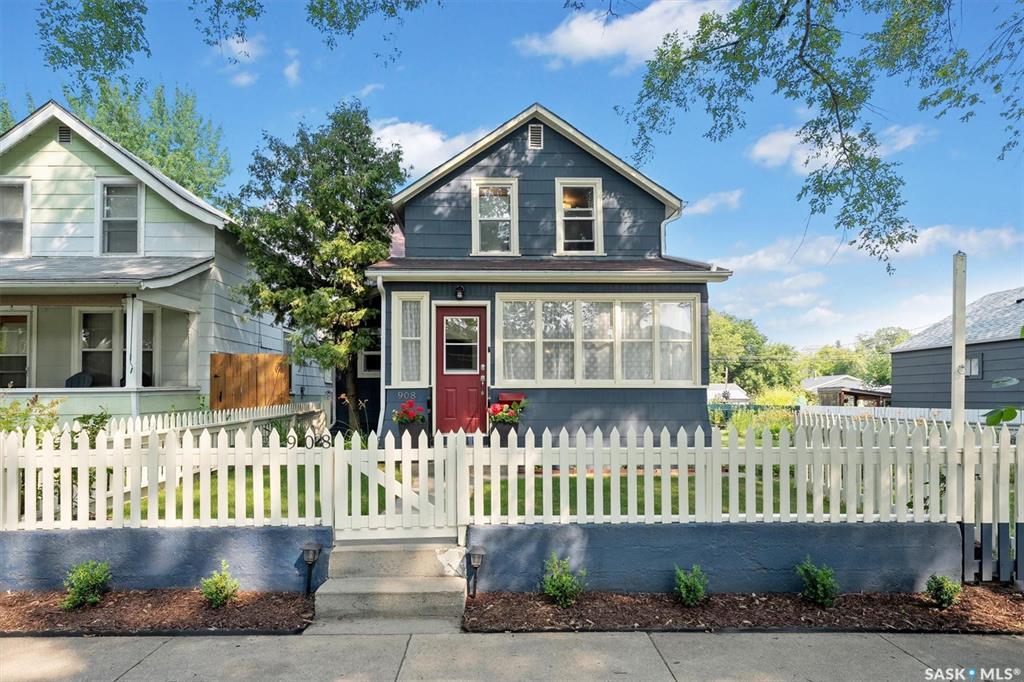 Property Photo: 908 I Avenue S SK S7M 1Z4