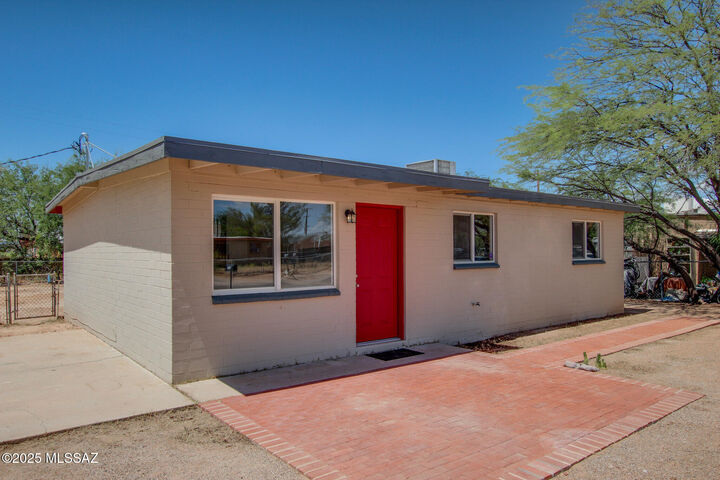 Property Photo:  2018 S Cloverland Avenue  AZ 85711 