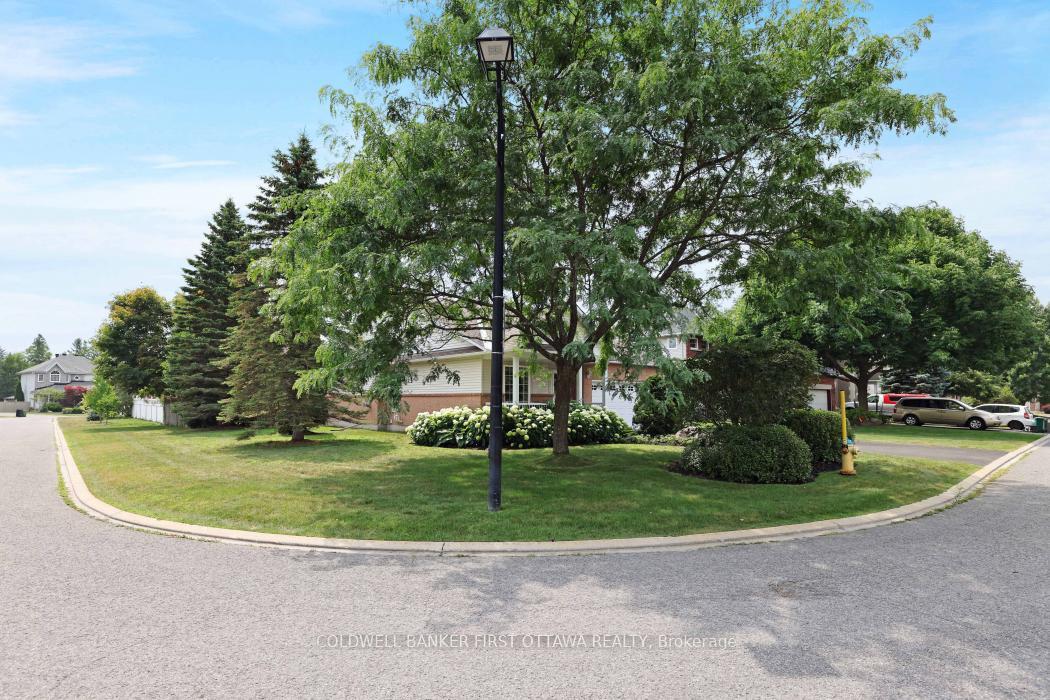 Property Photo:  10 Ladybirds Crescent  ON K2S 1Z6 