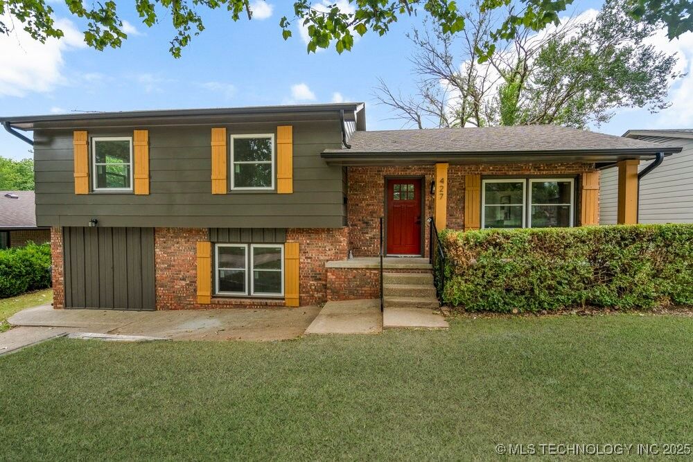 Property Photo: 427 N Moccasin Place OK 74066