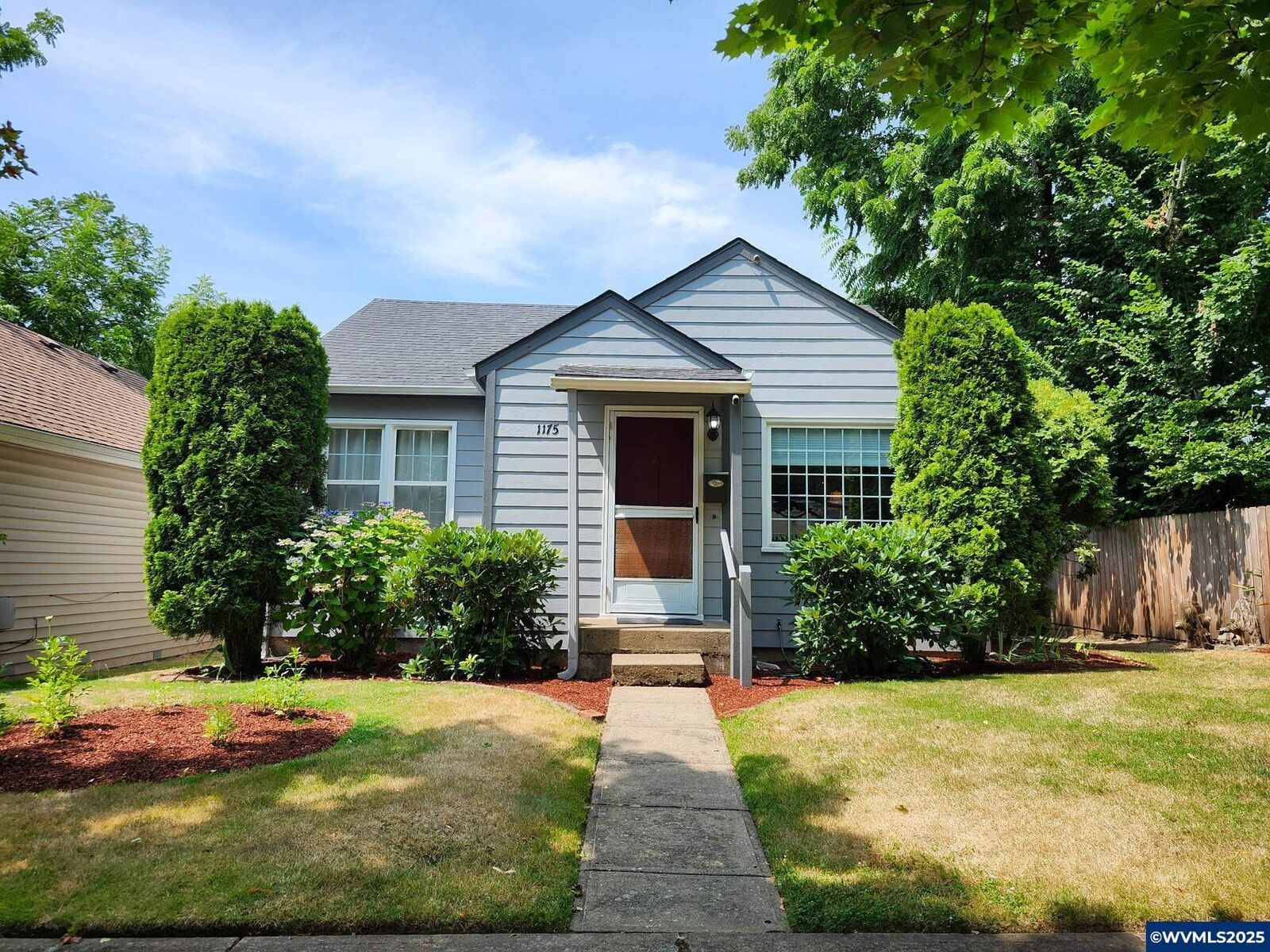 Property Photo: 1175 19th St NE OR 97301