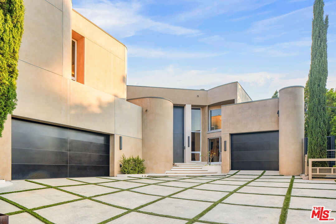 Property Photo: 8450 Grand View Dr CA 90046