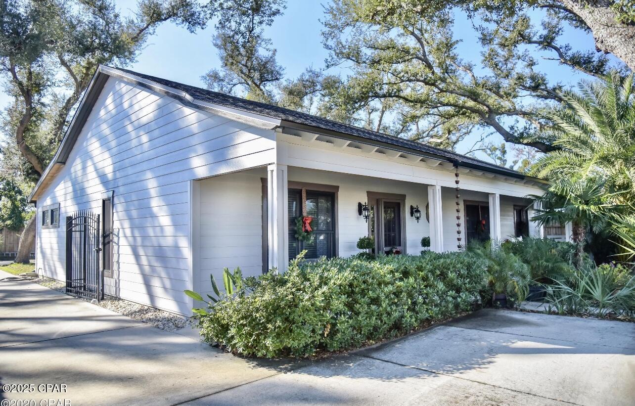 Property Photo:  1002 E 2nd Court  FL 32401 