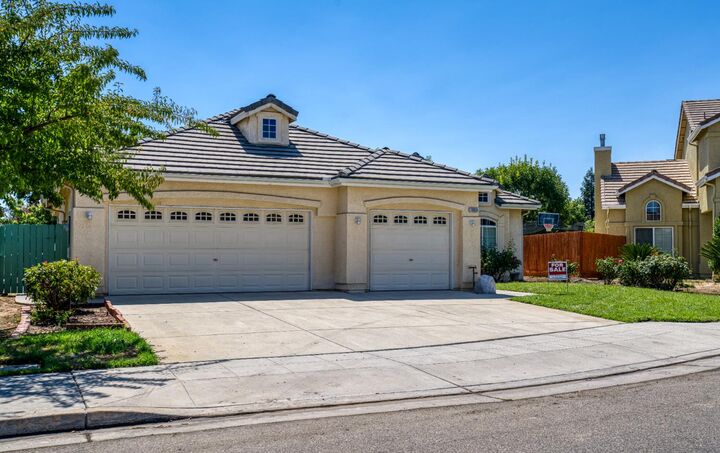 Property Photo:  10824 N Bunker Hill Drive  CA 93730